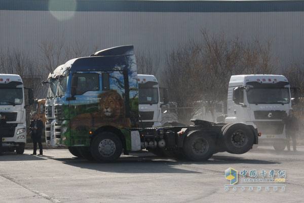 重汽SITARK?汕德卡440馬力6X2牽引車特技表演