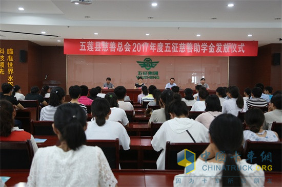 助學(xué)金發(fā)放現(xiàn)場(chǎng)