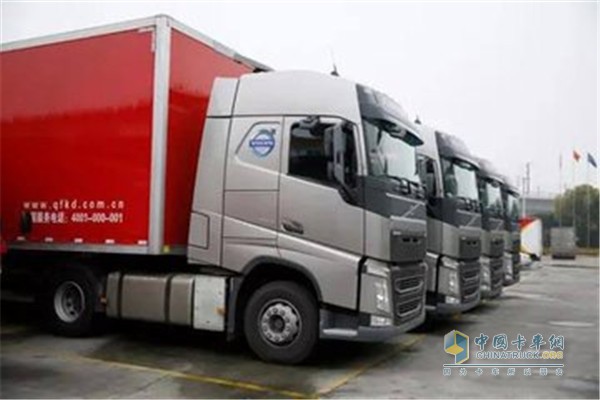 駕駛某品牌汽車，只能懸掛“與車輛品牌相符”的商標和廠標