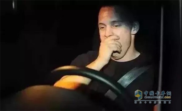 疲勞駕駛一律扣12分，情節嚴重者還可能吊銷駕照!