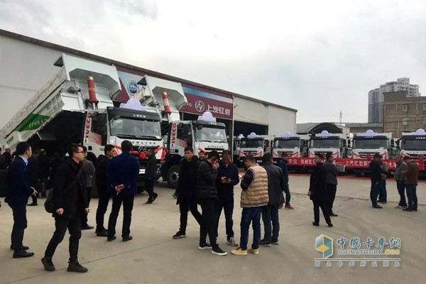 現場人員參觀上汽紅巖智能渣土車