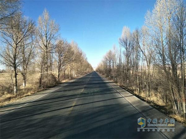 趙德斌與歐曼卡車(chē)在路上