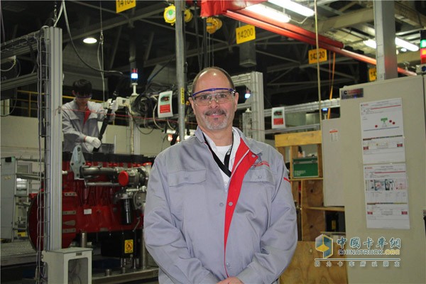 福田康明斯質量總監Randy在生產車間