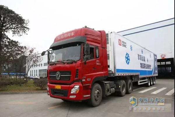 中車眉山研發(fā)廂式冷藏馱背運(yùn)輸半掛車