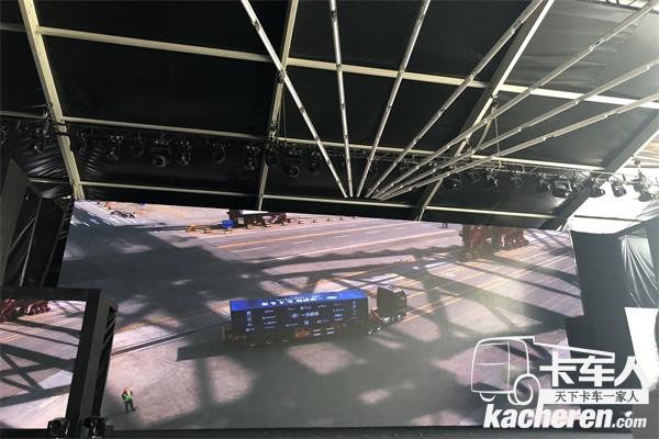 搭載了L4智能駕駛系統(tǒng)的解放J7緩緩啟動，順暢而精準(zhǔn)的完成了以上作業(yè)的所有動作