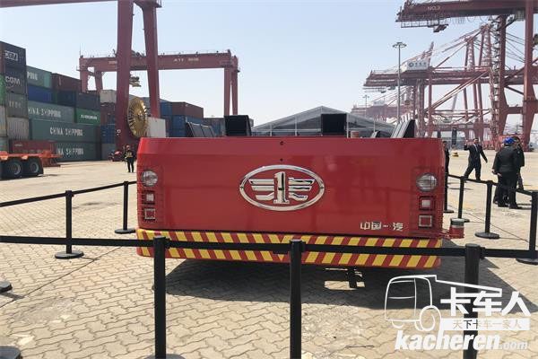 在現(xiàn)場演示中，ICV完成了自動裝卸運輸集裝箱的完整過程