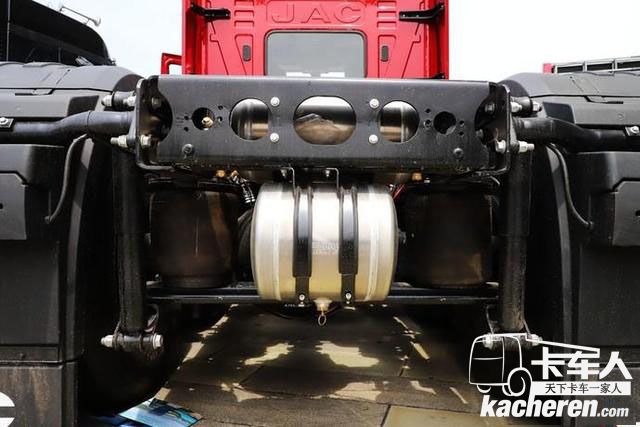 揭秘格爾發(fā)長(zhǎng)頭重卡 康明斯 ZF 美馳！還有1000升油箱和大臥鋪！