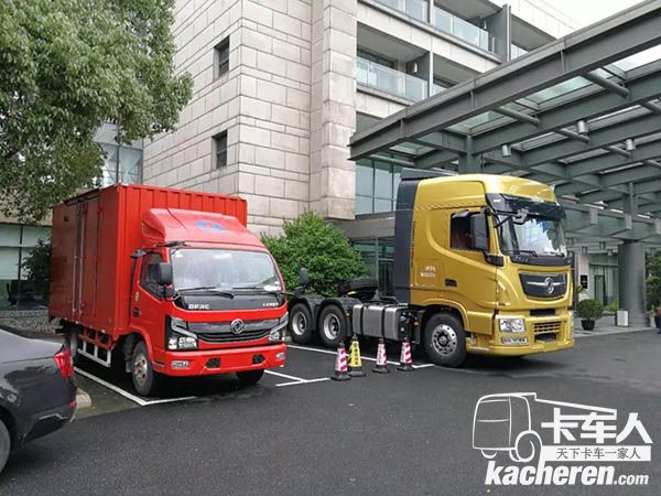 東風(fēng)凱普特（左紅）