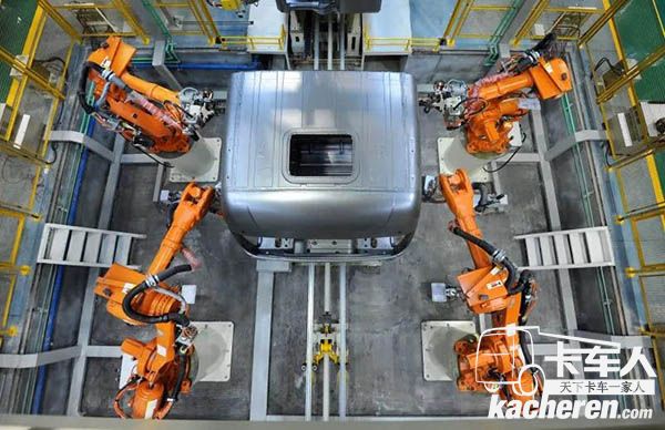 徐工重卡駕駛室智能焊接生產線正在進行焊接