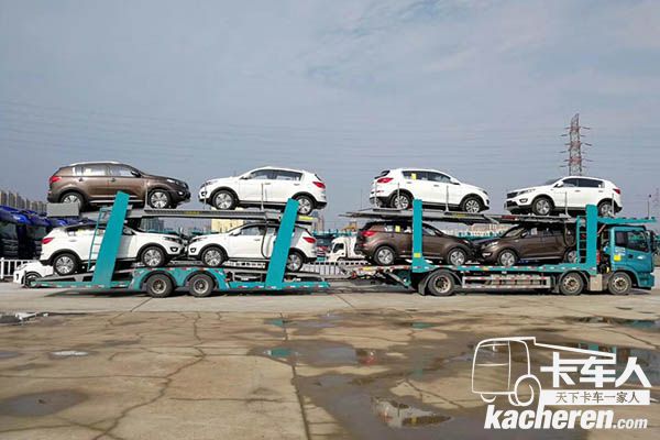 滿載的中置軸轎運車