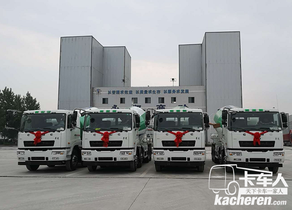 等待交付的華菱星馬8×4混凝土攪拌車