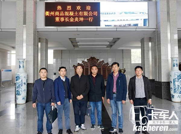 李焰軍(左一)接待客戶