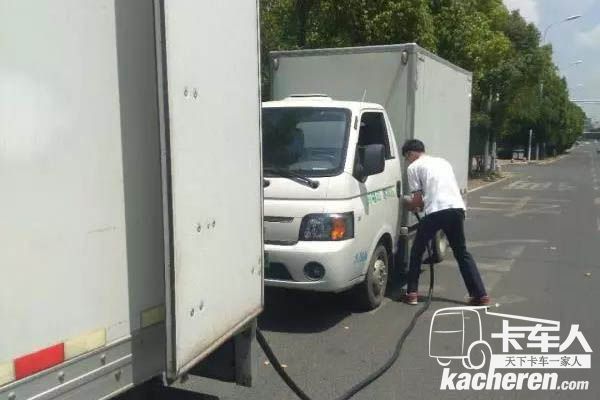 邵師傅準(zhǔn)備給愛(ài)車充電