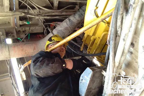 內(nèi)蒙古準(zhǔn)格爾礦山的服務(wù)人員在過年期間為客戶提供服務(wù)