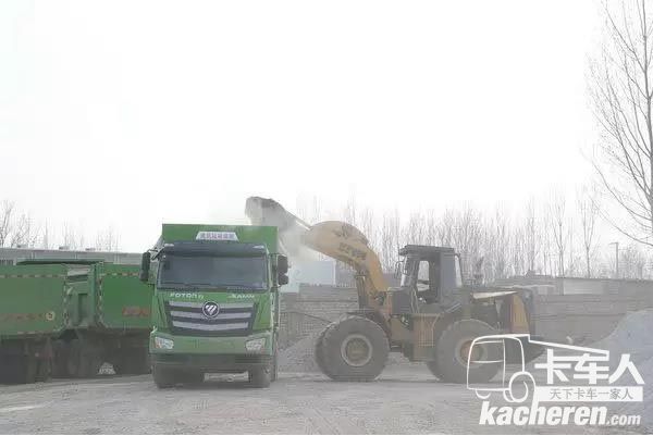 正在作業過程中的歐曼智能渣土車