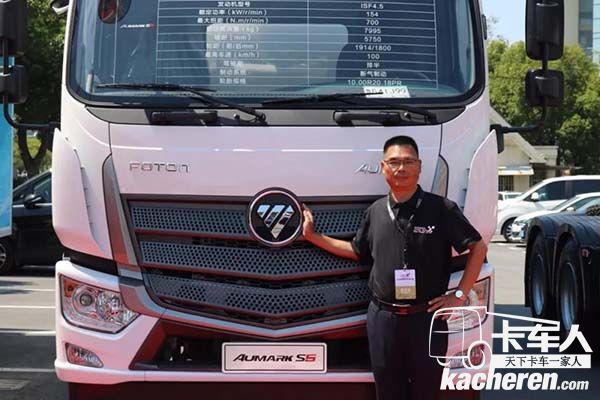 新飛銷售副總經理張振華與歐馬可冷藏車合影