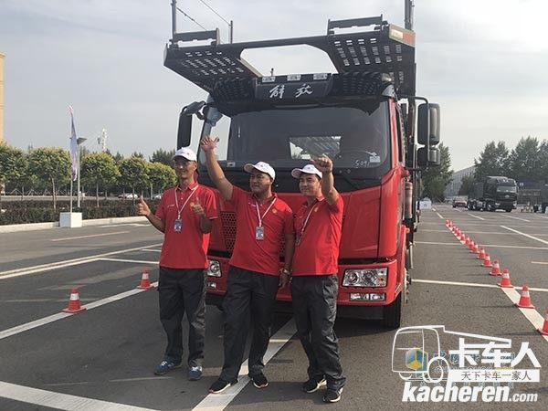 企業達人賽的一二三等獎得主與賽車合影