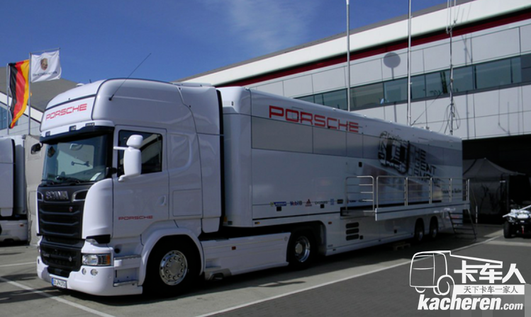 看看歐洲賽車隊的拖掛卡車，都是高端貨