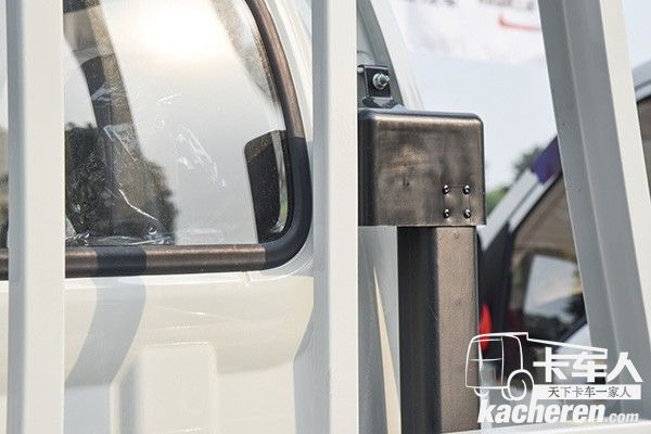 高位進氣口的設計和中重卡一樣