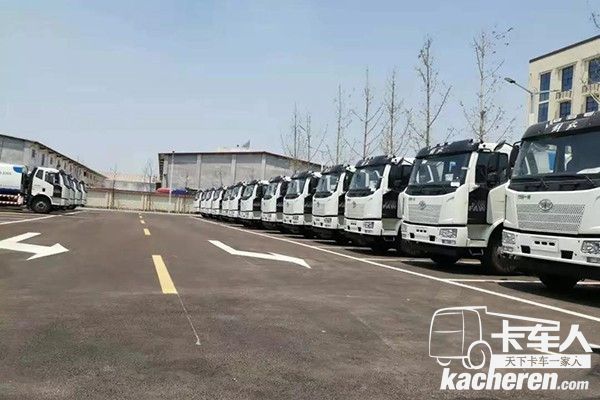 車輛整齊排列，等待交車