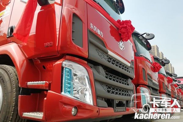 乘龍M3載貨車一字排開,紅得耀眼!