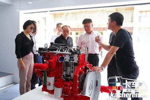 參會領導觀摩康明斯礦山發動機