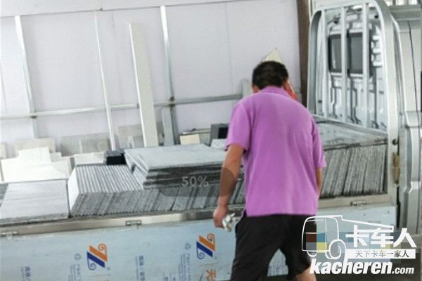 車輛裝滿大理石材，準備去加工裝修