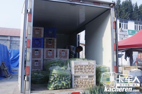 劉享賢師傅在從祥菱物流之星上卸貨