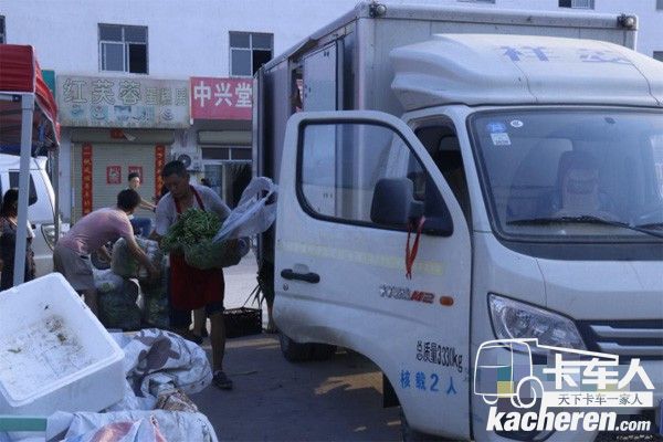 劉享賢的大兒子等其他人在幫著他清點(diǎn)貨物