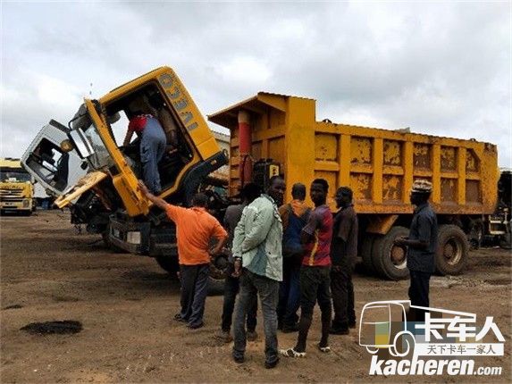 上汽紅巖“服務零距離”現場