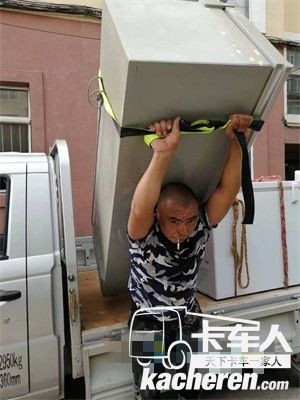 福田祥菱物流之星每天扛著沉重的家電爬樓，張喜樂早已習以為常