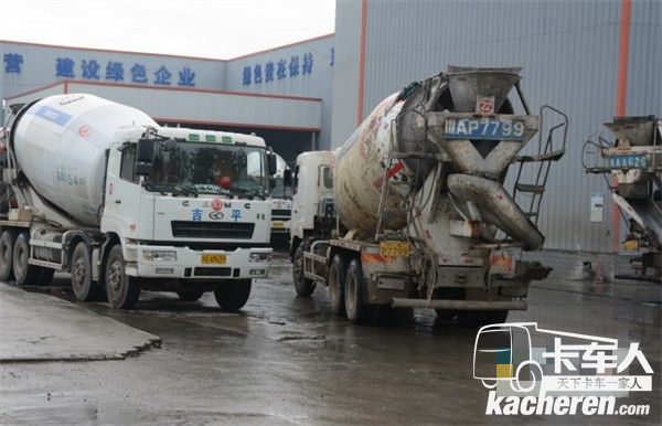 吉平建材公司廠區門口,一輛輛混凝土攪拌車正井然有序地駛出駛入