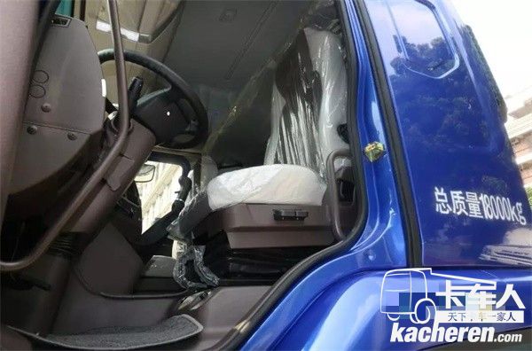 國六版乘龍H5綠通載貨車的主駕駛座椅