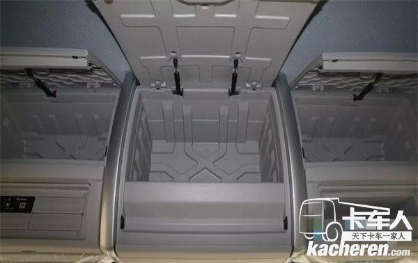 國六版乘龍H5綠通載貨車的儲(chǔ)物箱