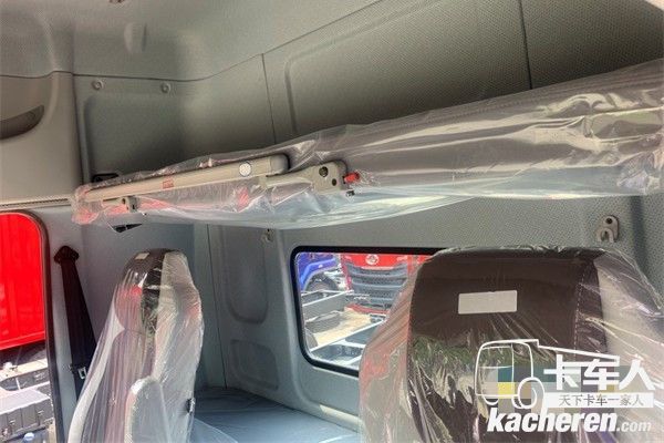 東風柳汽 乘龍H5 駕駛室內部采用上下雙臥鋪