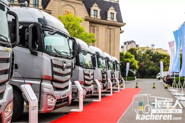 活動現場展示的歐曼超級重卡