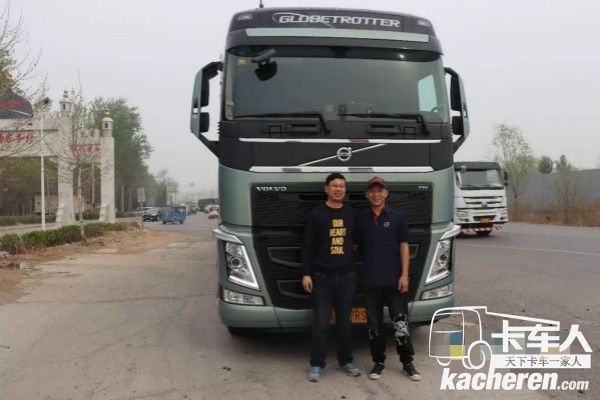 來自新疆庫爾勒的90后卡車駕駛員索良(右)