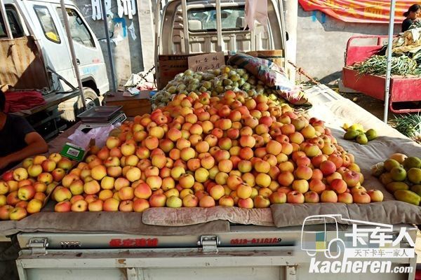 楊姐打開祥菱車圍板,直接當(dāng)攤位售賣水果