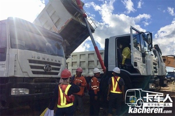 上汽紅巖服務人員以精湛的技術和良好的服務態(tài)度,獲得了當地用戶的一致“點贊”