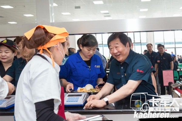 譚旭光與與員工一道排隊(duì)取餐、就餐