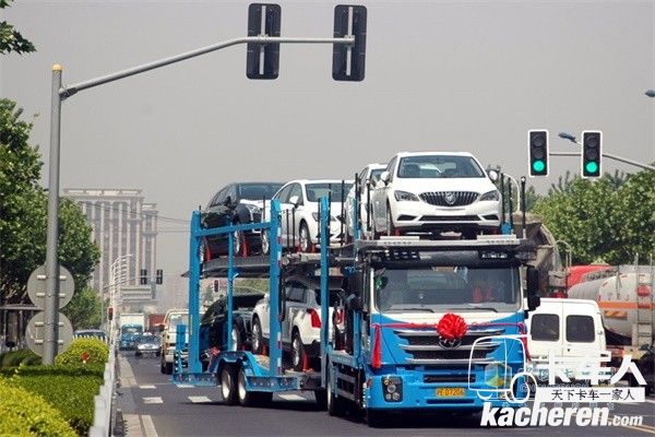 紅巖中置軸轎運(yùn)車“開(kāi)路先鋒”