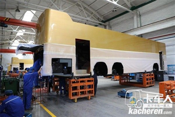 一輛福田歐輝致敬禮賓唯一用車正在被“重造式”改裝