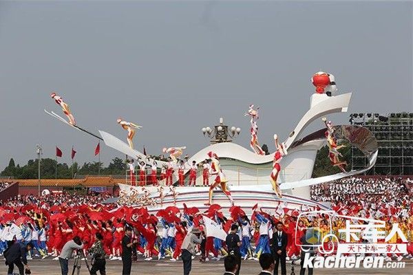 由福田汽車設計并制造的“體育強國”彩車通過天安門廣場