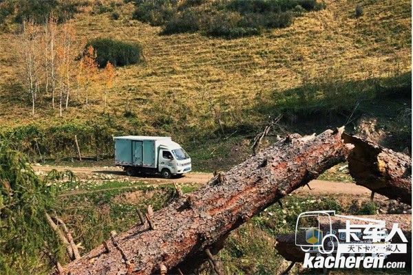 福田祥菱行駛在路上