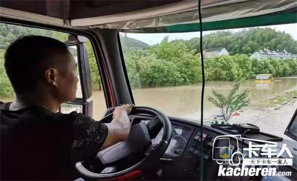 倪四栓駕駛中國重汽HOWO-T7H涉水為救援人員運送沖鋒舟等救援物資