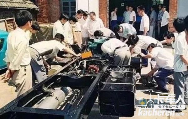 1990年,江淮第一臺HFC6700系列底盤研制成功