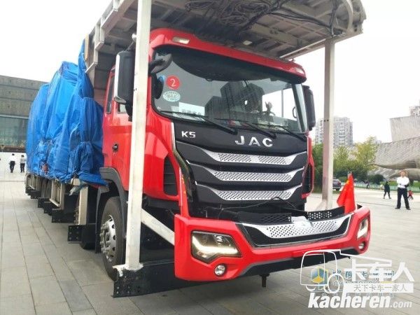 承擔彩車底盤重任的江淮格爾發K5 8×4載貨車