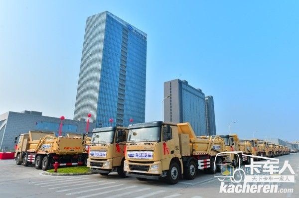 排列整齊的開沃純電動泥頭車