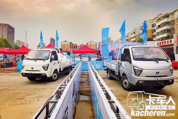 兩個場地同時進(jìn)行著緊張激烈的比賽