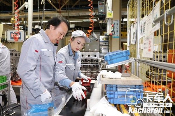 東風商用車親自感受發動機的裝配流程